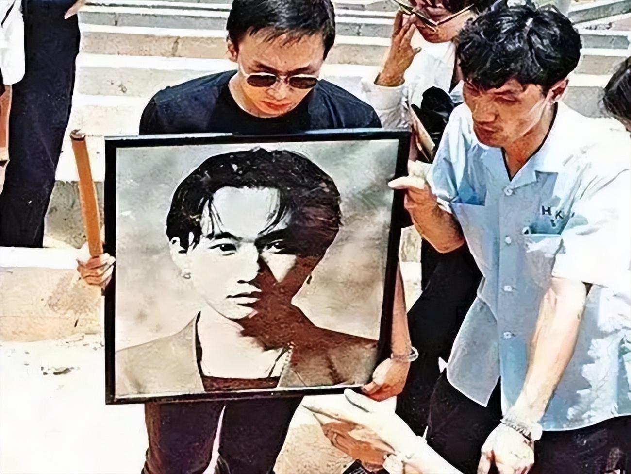 黄家驹去世后beyond演唱海阔天空,黄家驹从再见理想到海阔天空