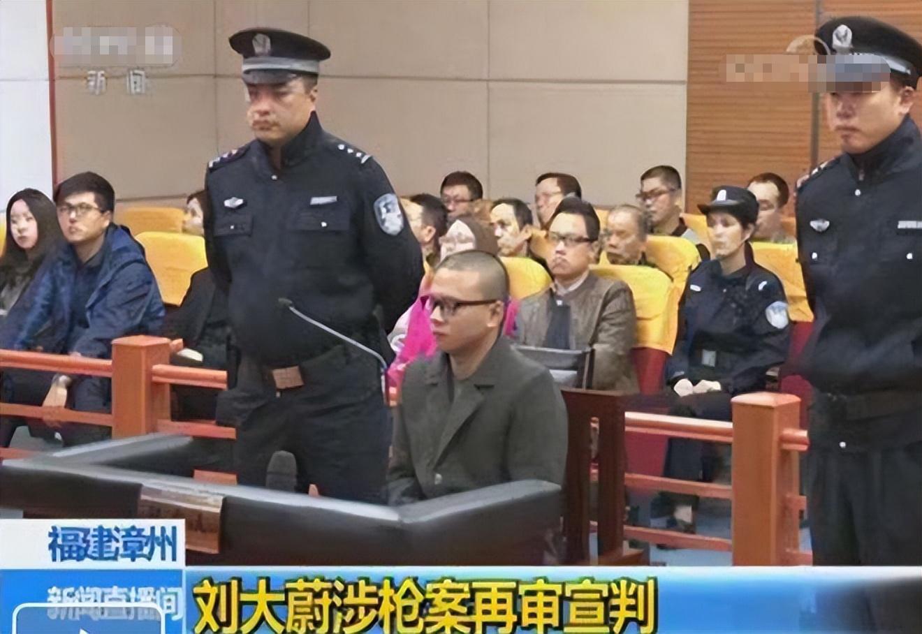 18岁小伙网购24把仿真枪被判无期！哭诉：局长藏20把真枪才判3年