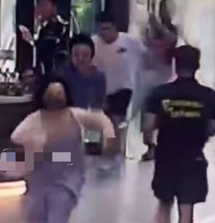 男生吃饭讨论猫屎遭女生泼饭,男孩吃饭说猫拉屎很臭