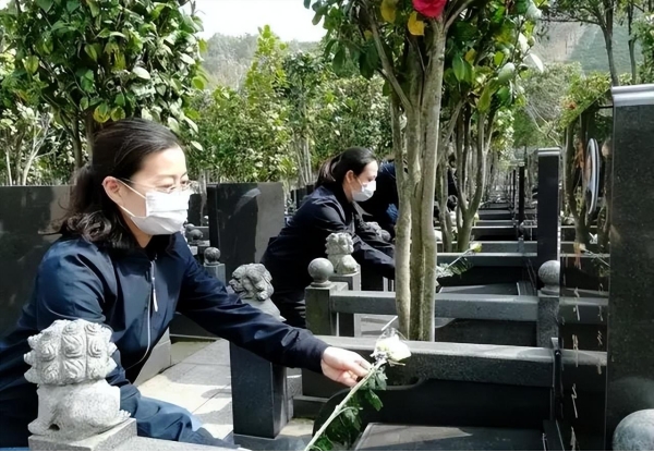 购三代人公墓20年后管理费怎样收,购买了公墓还需要拿管理费吗