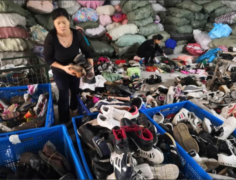 旧鞋回收有多暴利?在中国2元一双回收的旧鞋,卖到非洲能值70元