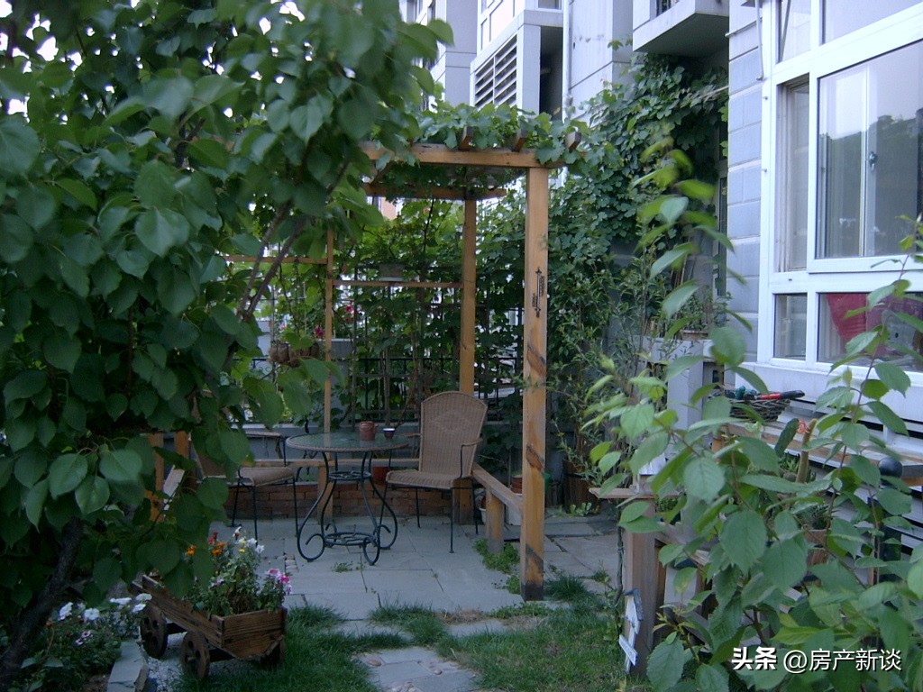 顶楼带露台和一楼带花园哪个好,100平方顶楼复式带露台花园