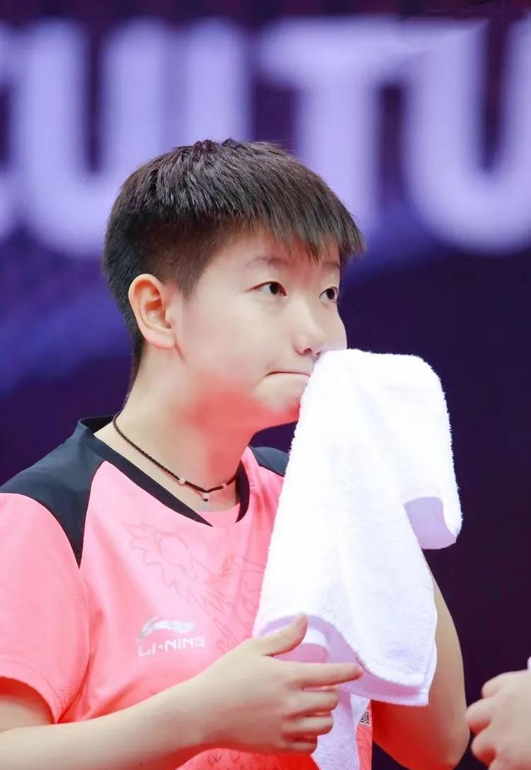 孙颖莎系鞋带视频,孙颖莎系鞋带教程