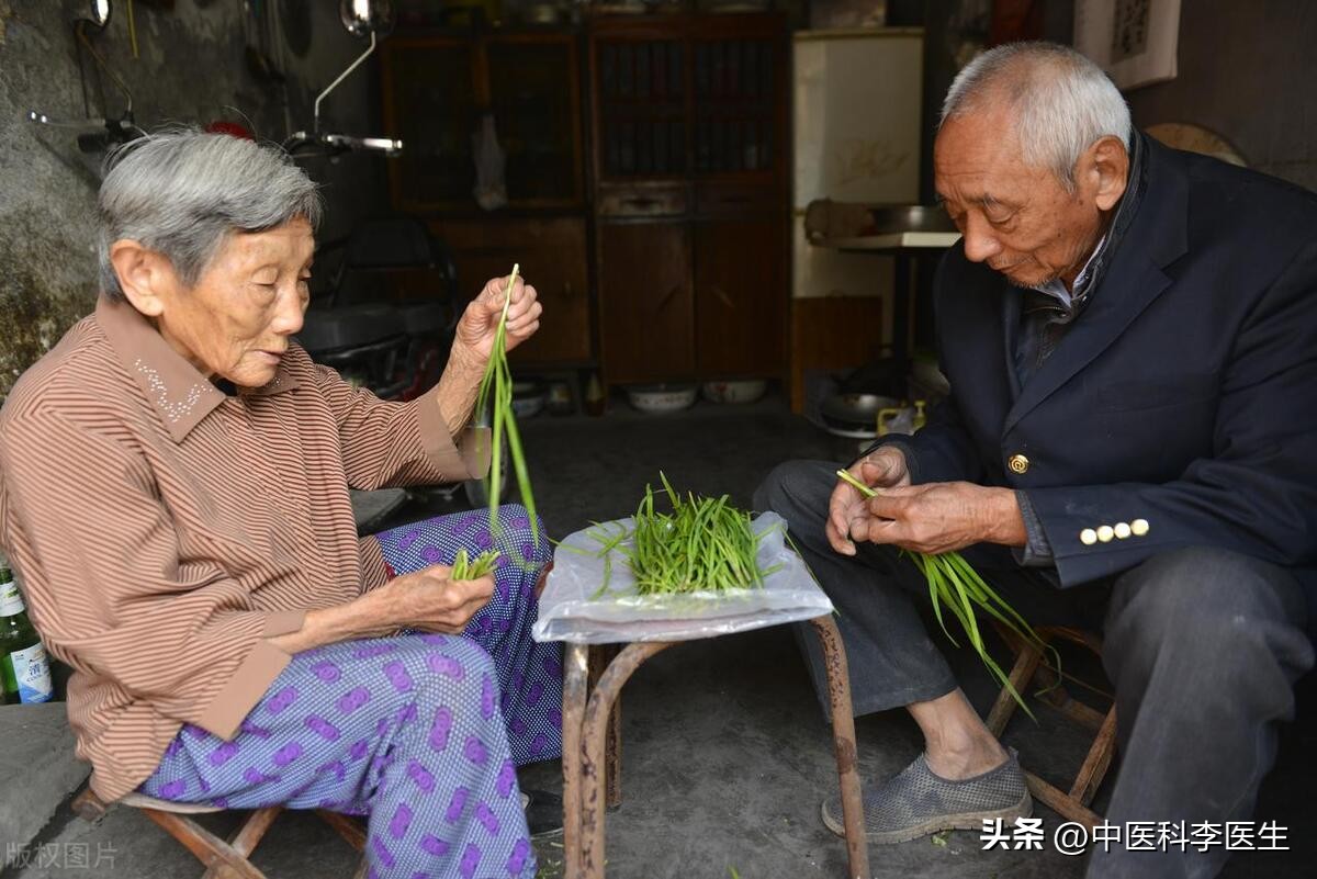 老人癌症晚期有必要治吗,老年人癌症保守治疗还是手术