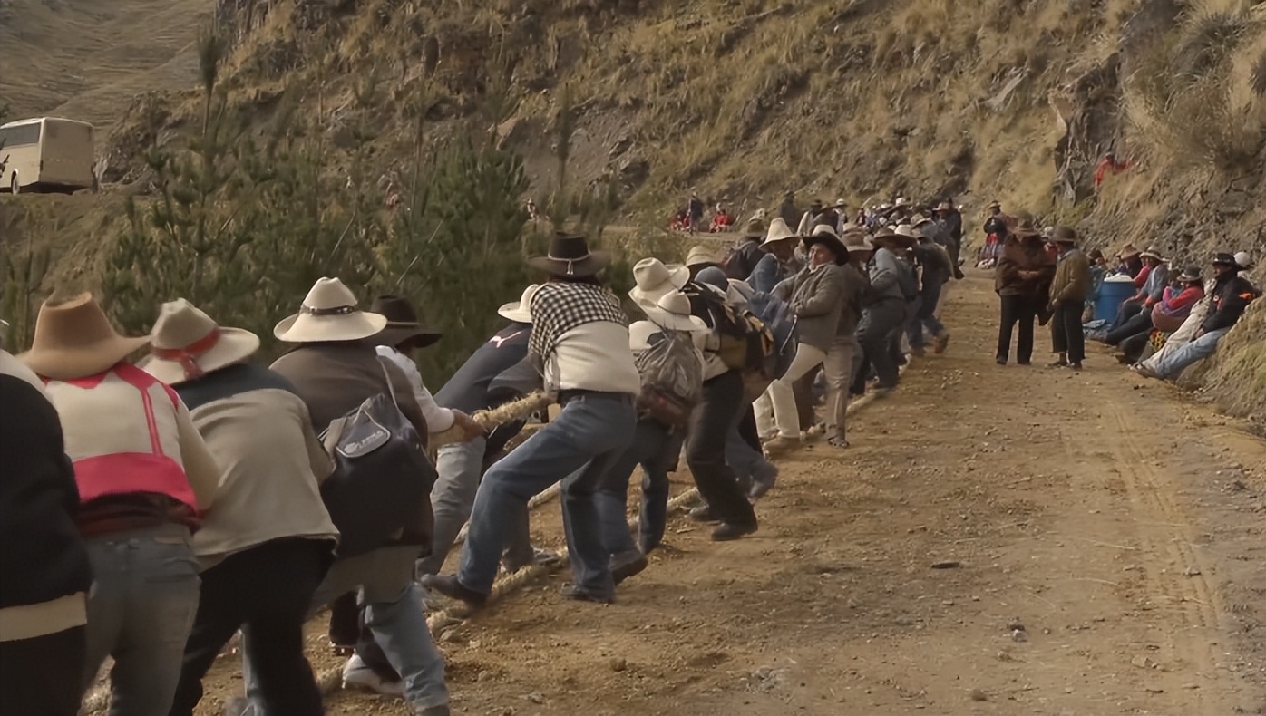 1000人用野草编织30米长的吊索桥，三天完工，每年都要换一次新桥