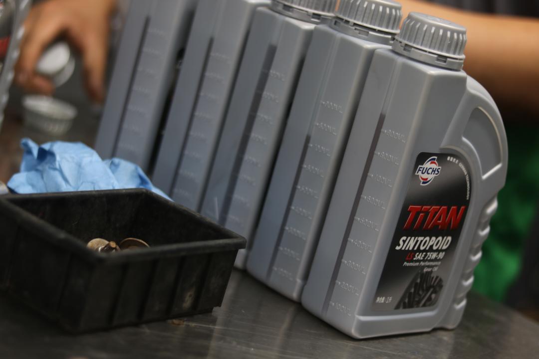 老旧丰田霸道修复,04年丰田霸道翻新改造全过程