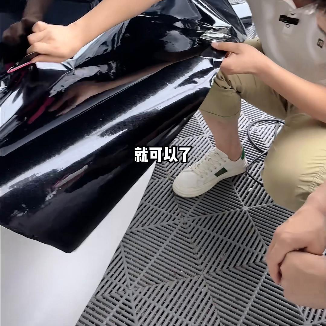 太原学员找杨老师报名学习汽车贴膜技术。杨老师悉心教导...