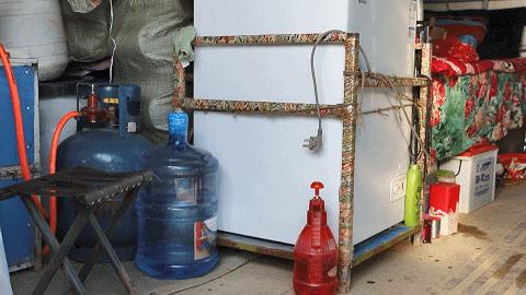 有电了！养蜂人因疫情滞留，供电公司专门拉了一根电线