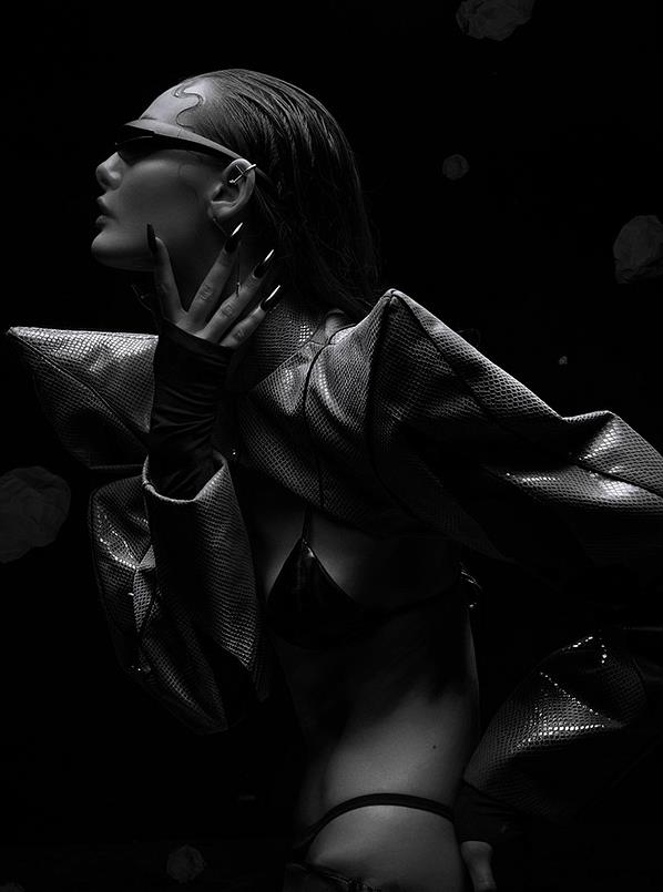 性感时尚的模特遇见大胆的时尚摄影师,会碰撞出怎样的性感火花?