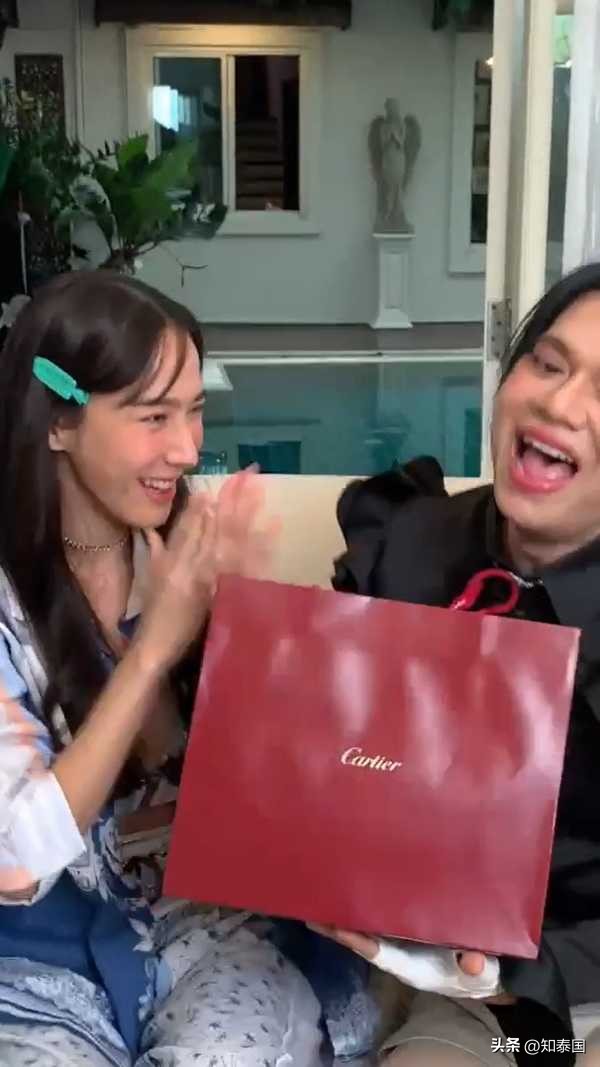 泰国女星aump经纪人a姐,泰国经纪人a姐是男是女