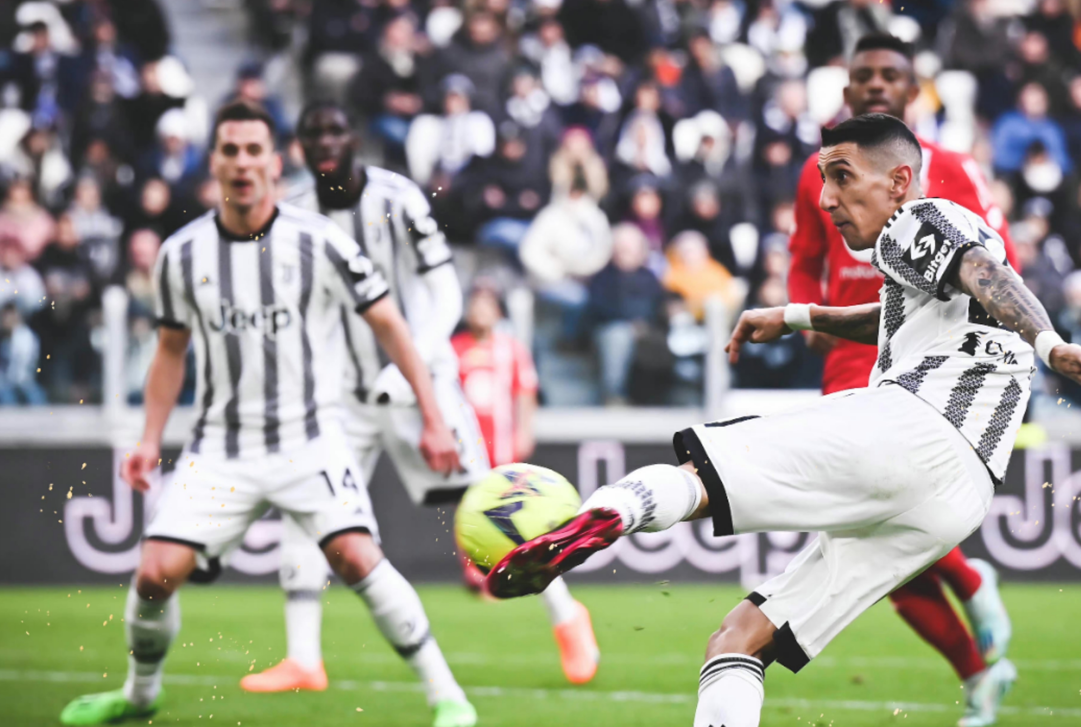 梅西彻底击溃皇马的信心防线,足坛悲喜夜