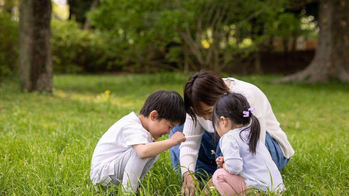 男孩踢球撞大妈被打到住院后续,10岁男孩踢球撞到大妈后续