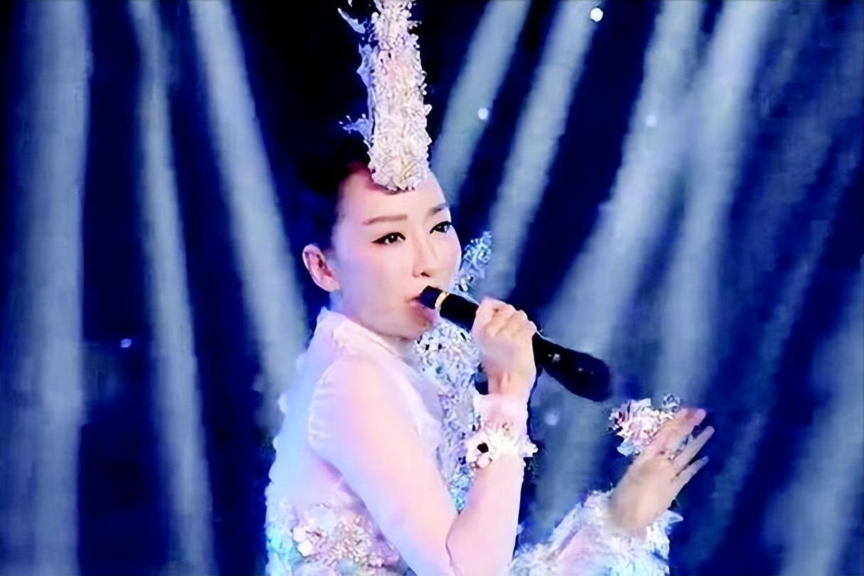 萨顶顶假唱话筒拿反是故意的吗,萨顶顶假唱话筒拿反是哪年