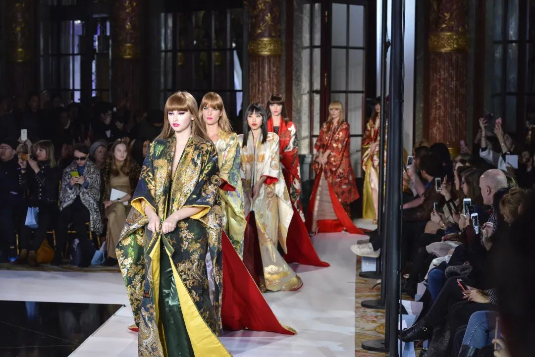 亚洲婚纱女王杀进内娱，女星们集体坐不住了