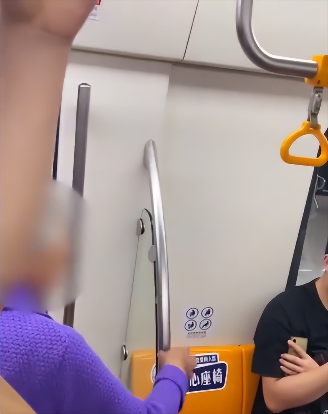 老人地铁不让玩手机,老人坐地铁不让旁人玩手机