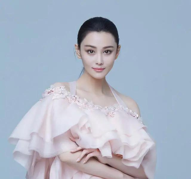 张馨予何捷婚礼晚礼服,张馨予深v礼服