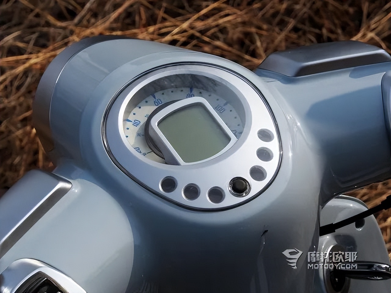 行驶的社交货币，摩圈老司机搭档女萌新试驾标致DJANGOTT