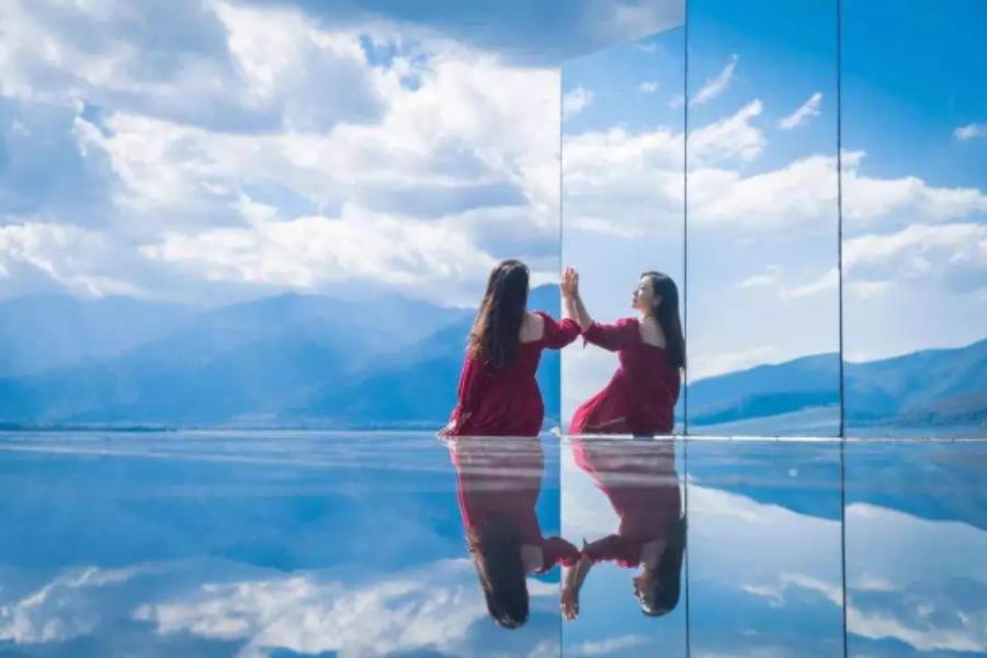 玻璃千层镜制作过程,天空之镜玻璃栈道视频怎么制作