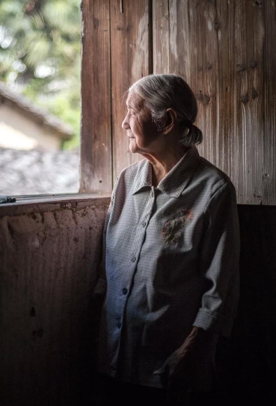 农村六十岁以上的老人有哪些优惠,农村70岁以上老人一月多少钱