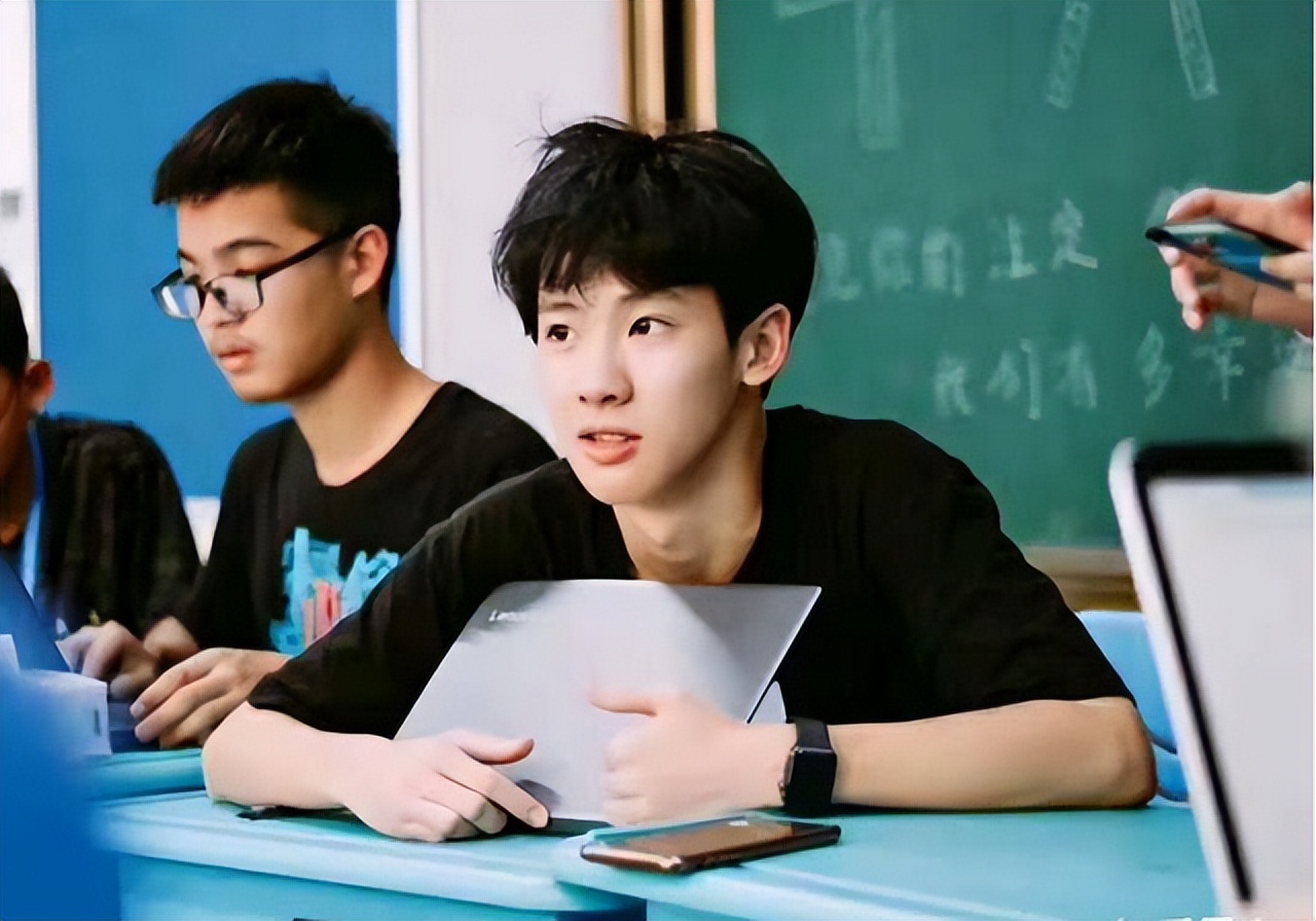 四川男高中生长得太帅走红,四川高中男生因长相太帅走红