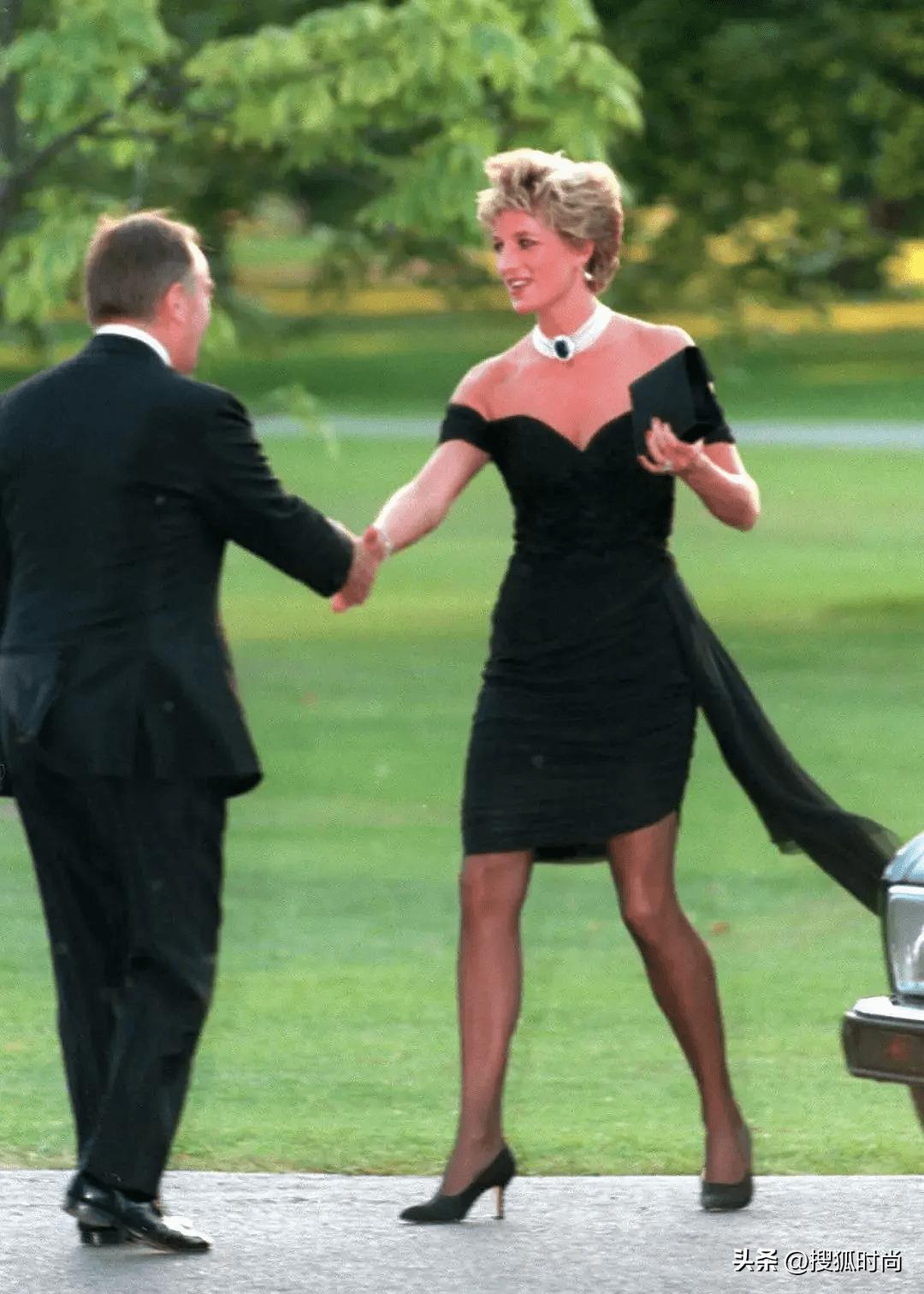 成都太古里街拍穿红色吊带连衣裙,成都街拍穿裙时尚图片