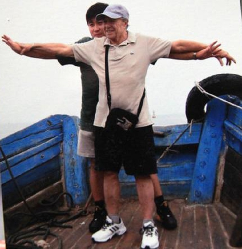 中国小伙报恩把瑞士房东接来养老,中国小伙为报恩接瑞士老人回国