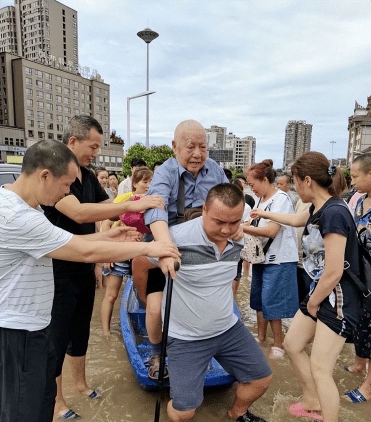 乐山8.18抗洪救灾实录,98年抗洪救灾真实事迹
