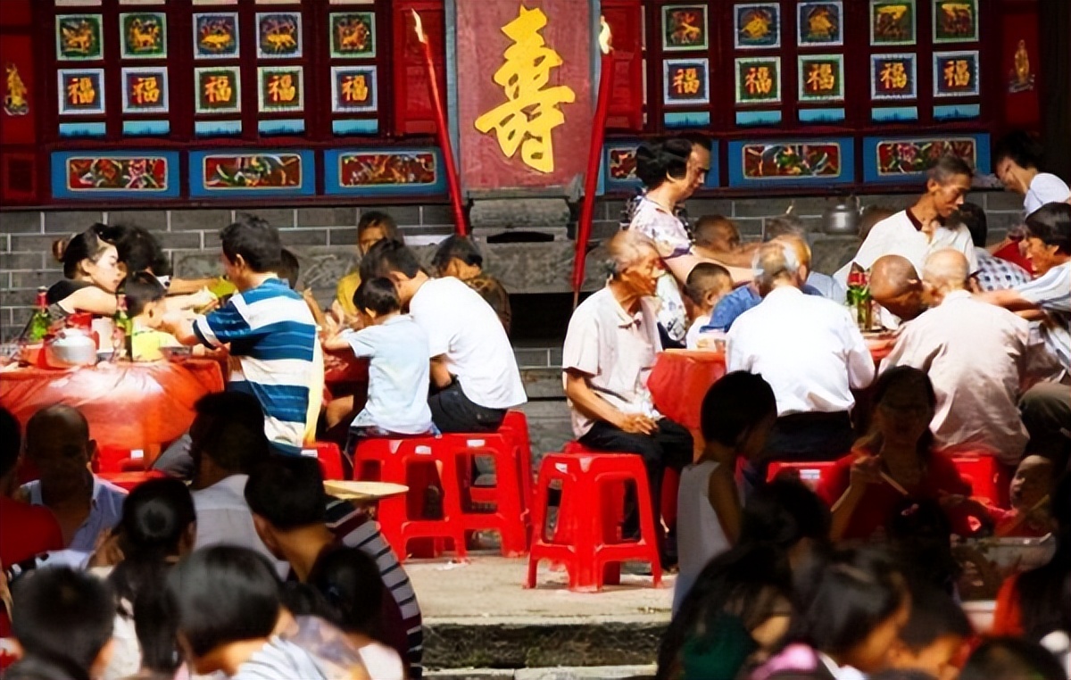 老人90岁大寿，给儿子发大红包，穷女儿得小红包，一回家却蒙了