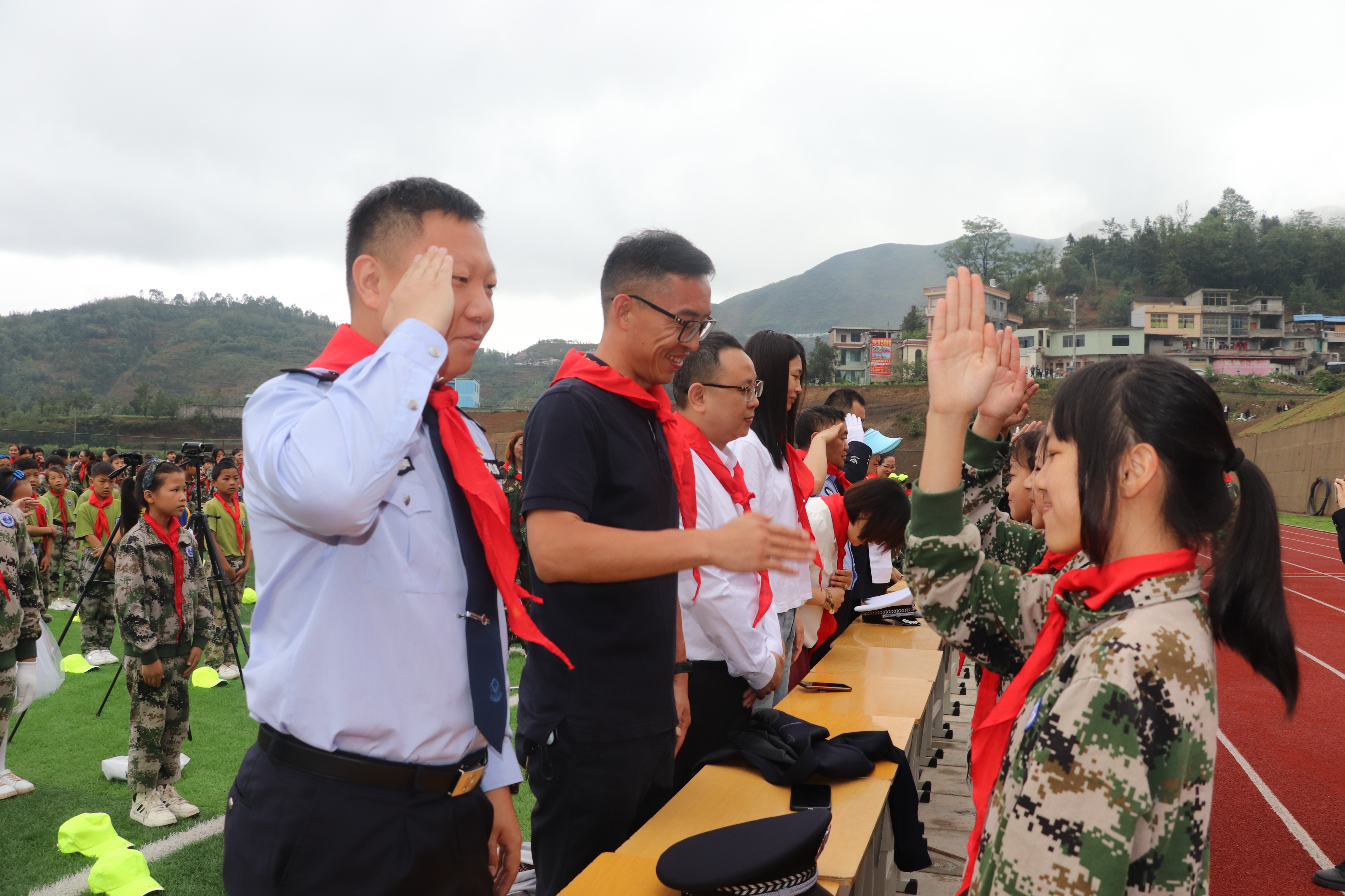 北京来的“警察老师”：踢足球、教英语，给山里的孩子打开一扇窗