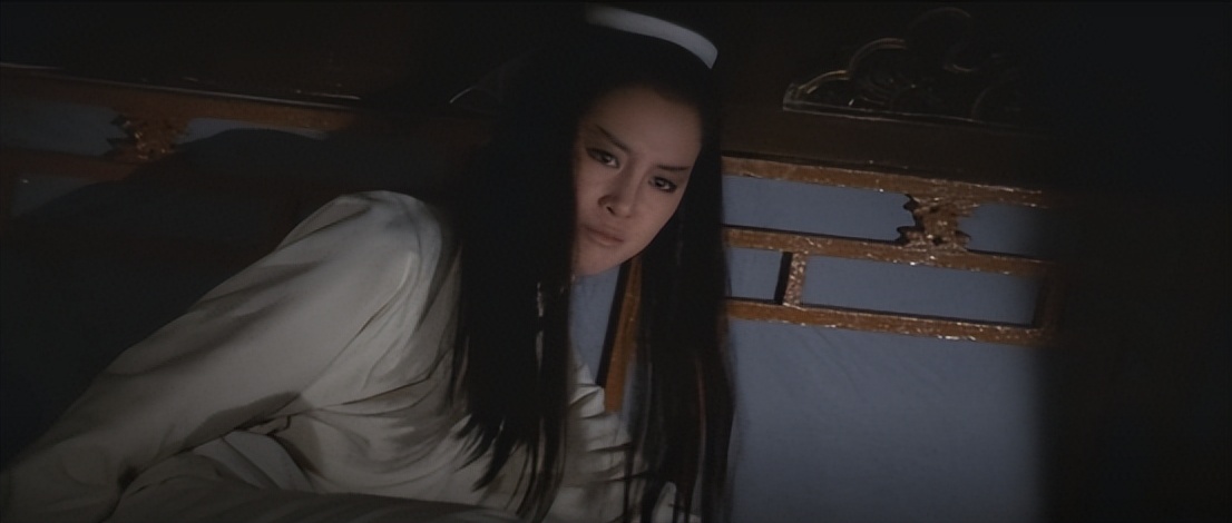 古代武侠小伙在山洞吃草练武功,武侠男子在山洞中修炼内功