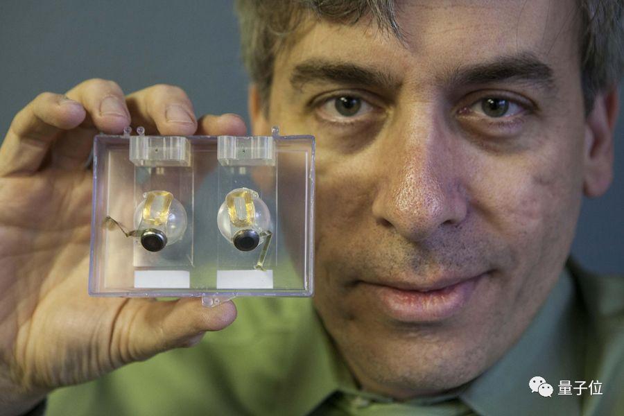 植入式设备制造商破产，患者无语，自行购买零件维护修理