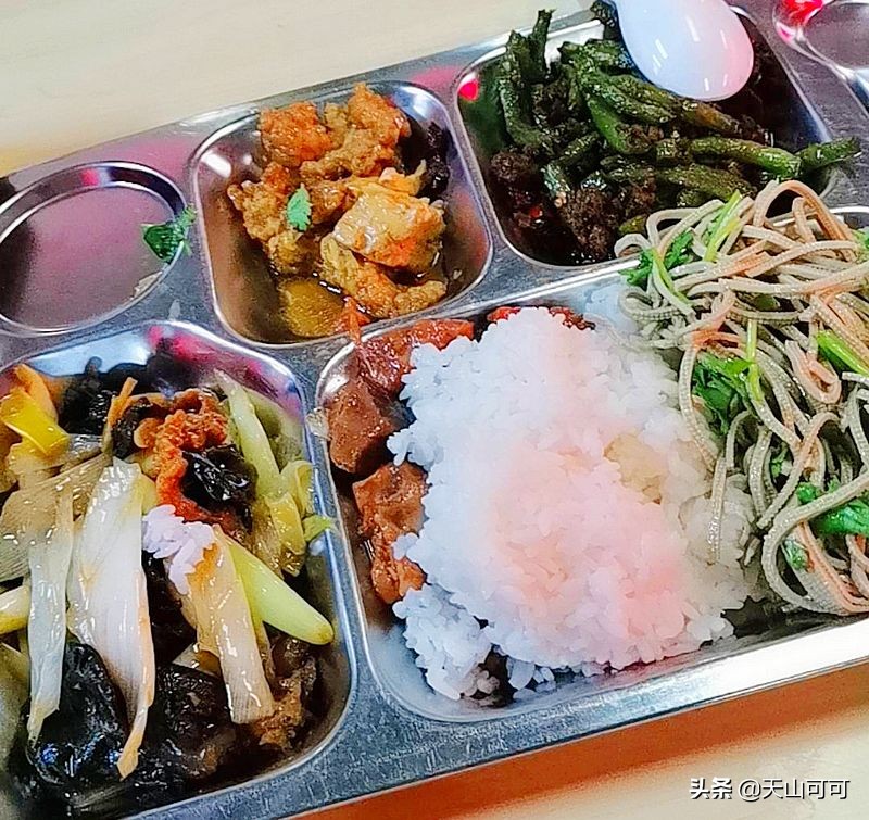 食堂大锅菜经典香酥小黄鱼,带你看看食堂中午吃什么