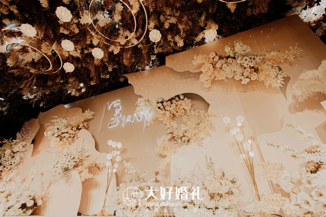 香槟金婚礼甜品台,香槟金咖色婚礼效果图