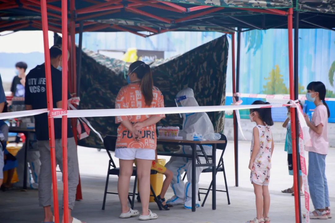 三亚滑水冲浪网红,三亚大批网红占据海滩