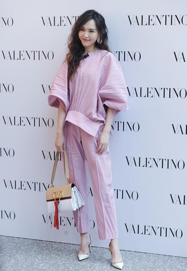 唐嫣的穿搭时尚感刚刚好,唐嫣黑色连衣裙红唇大波浪