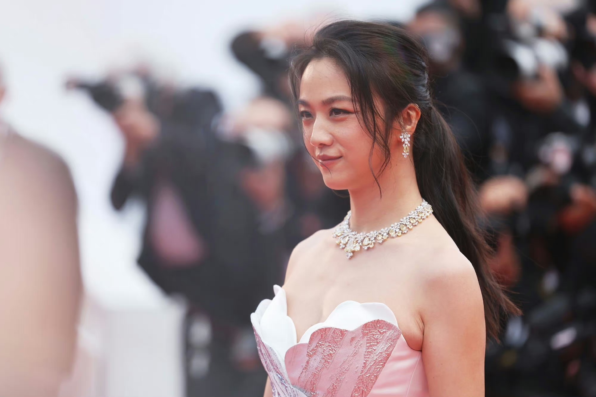 汤唯亮相第76届戛纳红毯,汤唯现身戛纳电影节采访