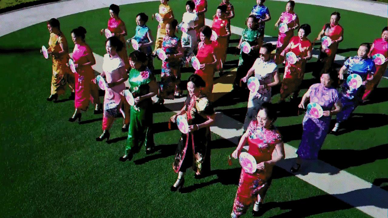 今年金秋银滩大拇指广场如果组织一场暮年婚礼秀，您来嗨不嗨？