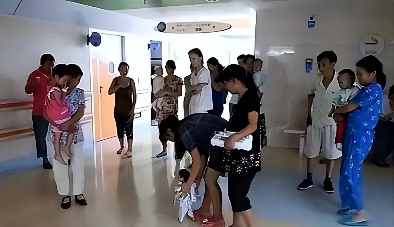 袖珍人梁小小刚刚出生的样子,袖珍女孩梁小小现在长大的样子