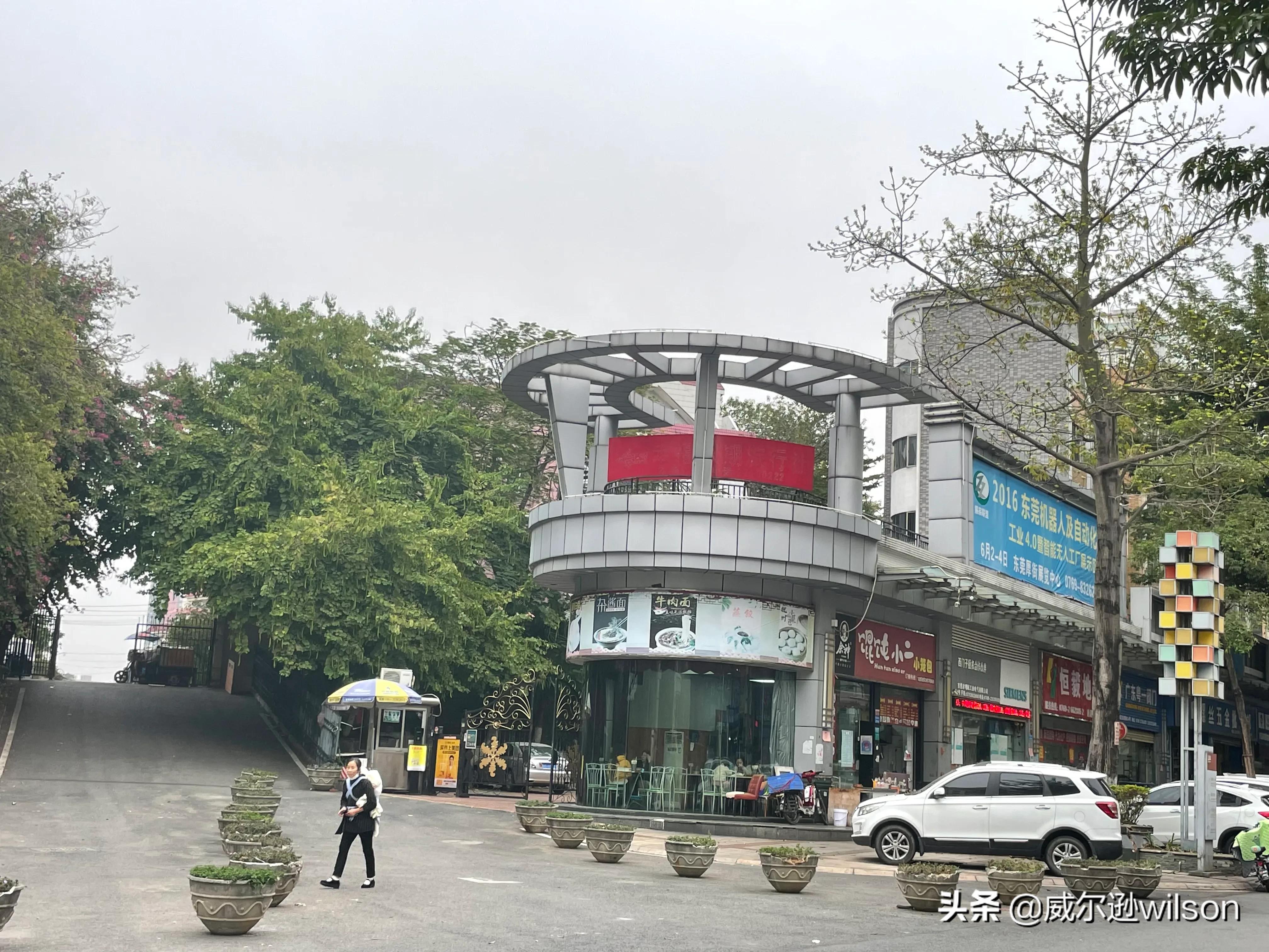 东莞有一条商业街，名字十分高大上，里面卖的却是五金零配件