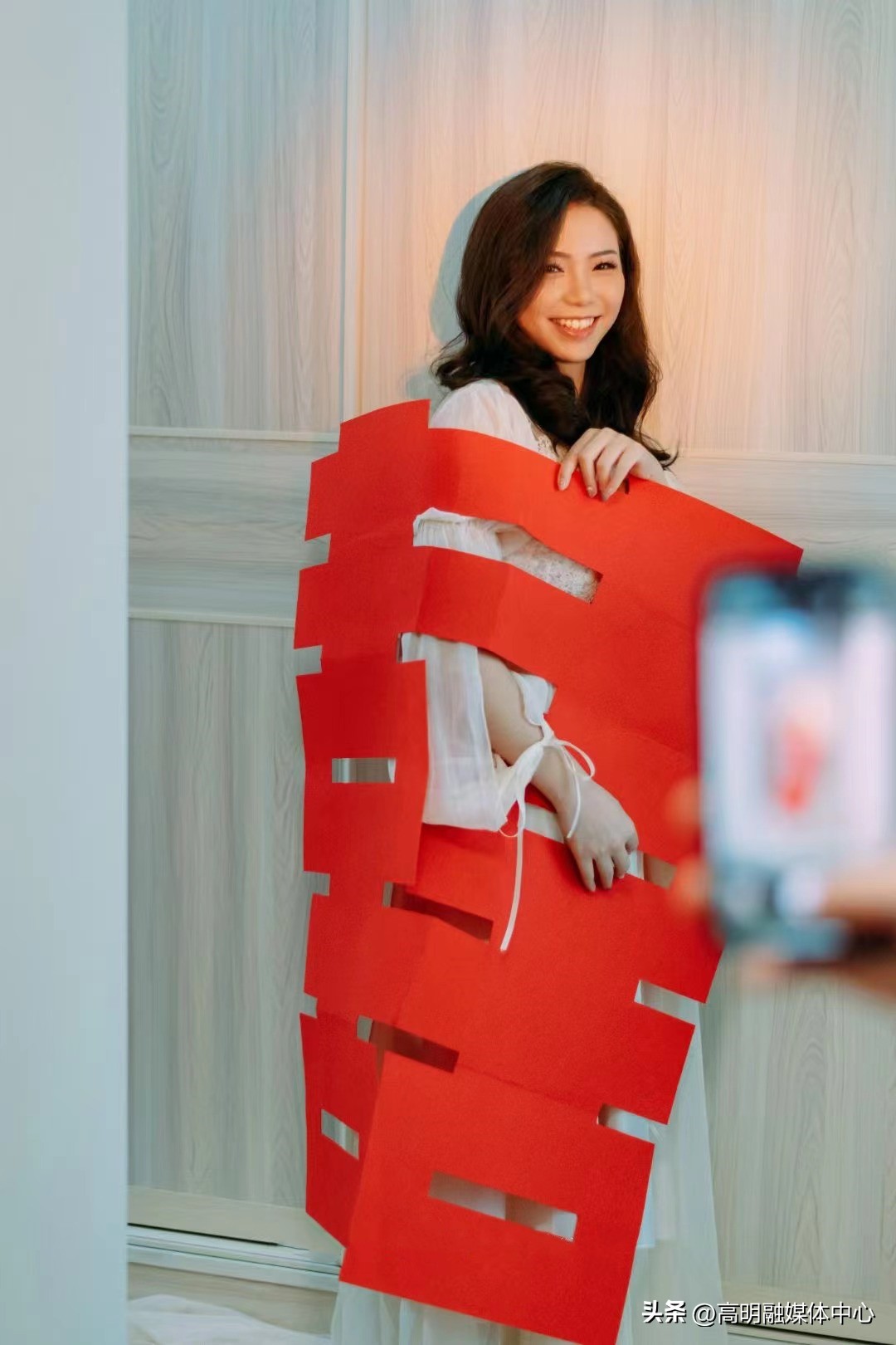 90后小伙用镜头拍照,95后摄影小伙