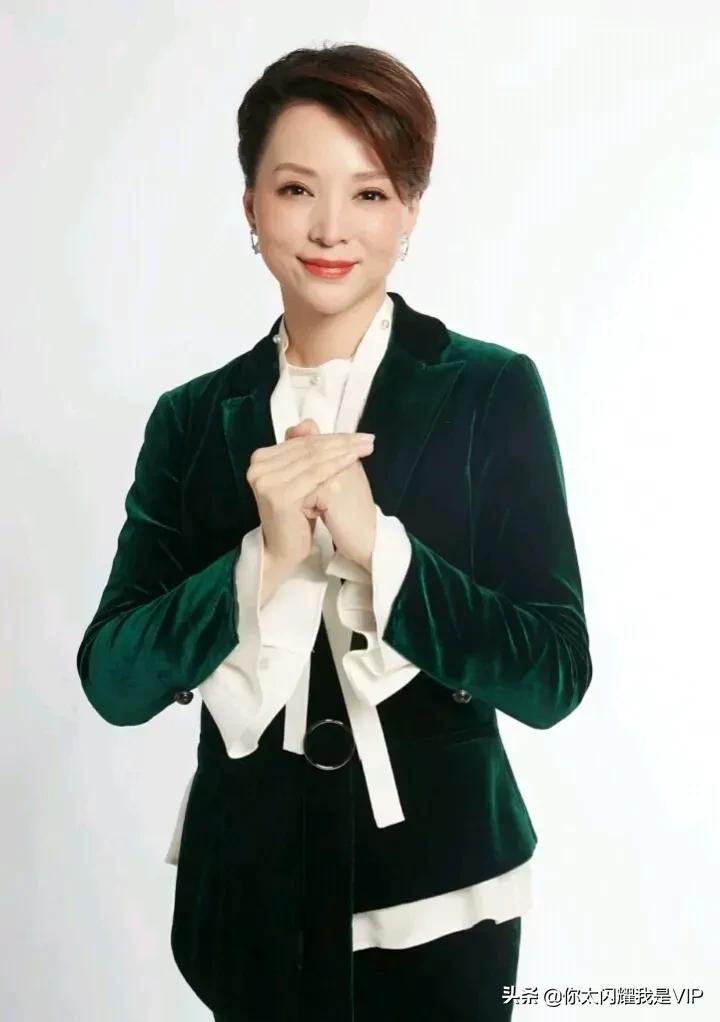 著名主持人董卿的照片站姿,董卿有素养的视频