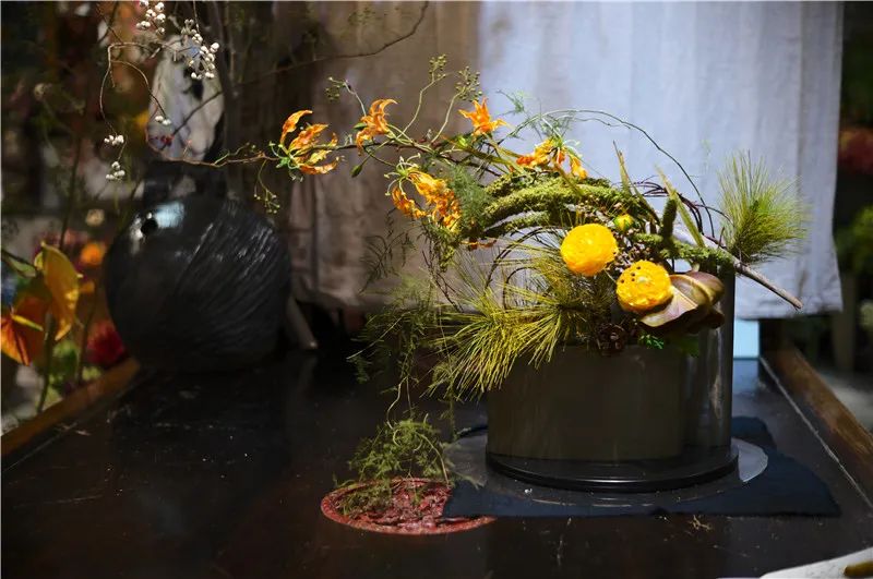 从义乌1平米小摊到拥有2家花店，他把仿真花“插活了”