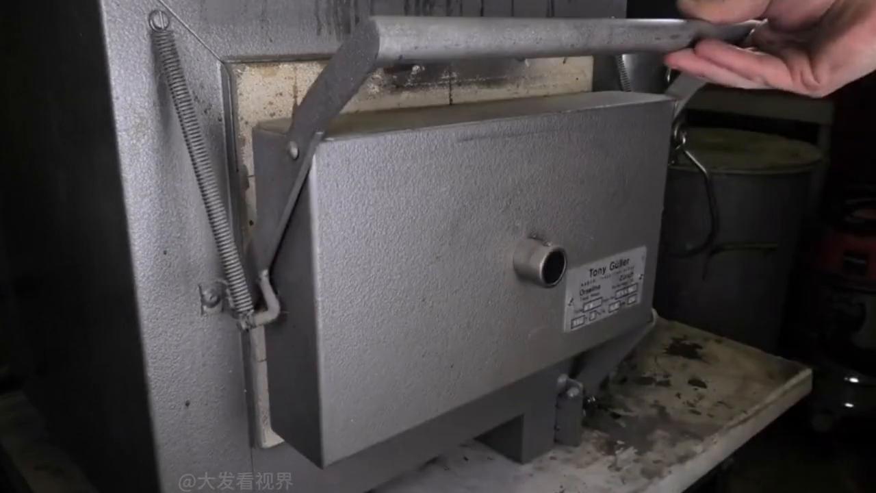 小哥发现一把古老手枪,小哥在野外发现重武器