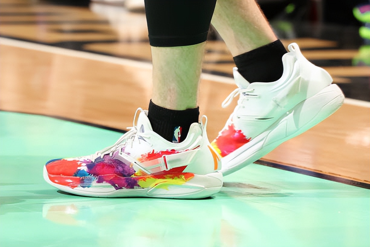 詹姆斯最新上脚球鞋,詹姆斯上脚使节12图片