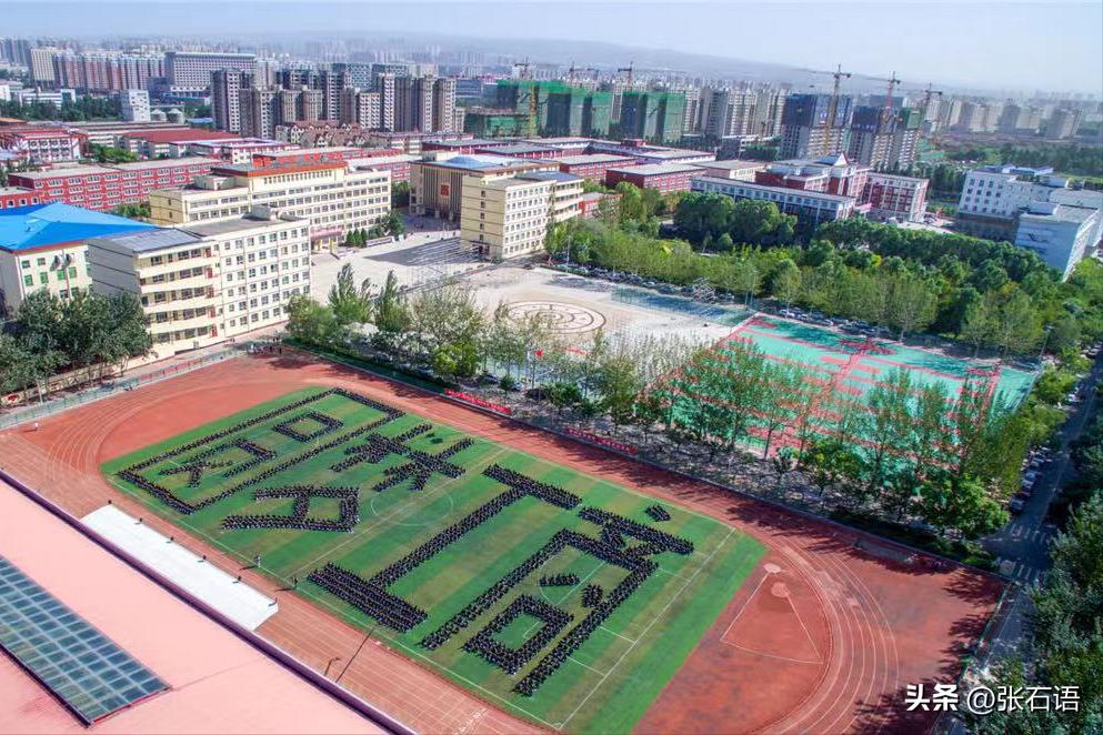 一大学生演出服穿完退货被吐槽,大学生演出服穿退货被吐槽