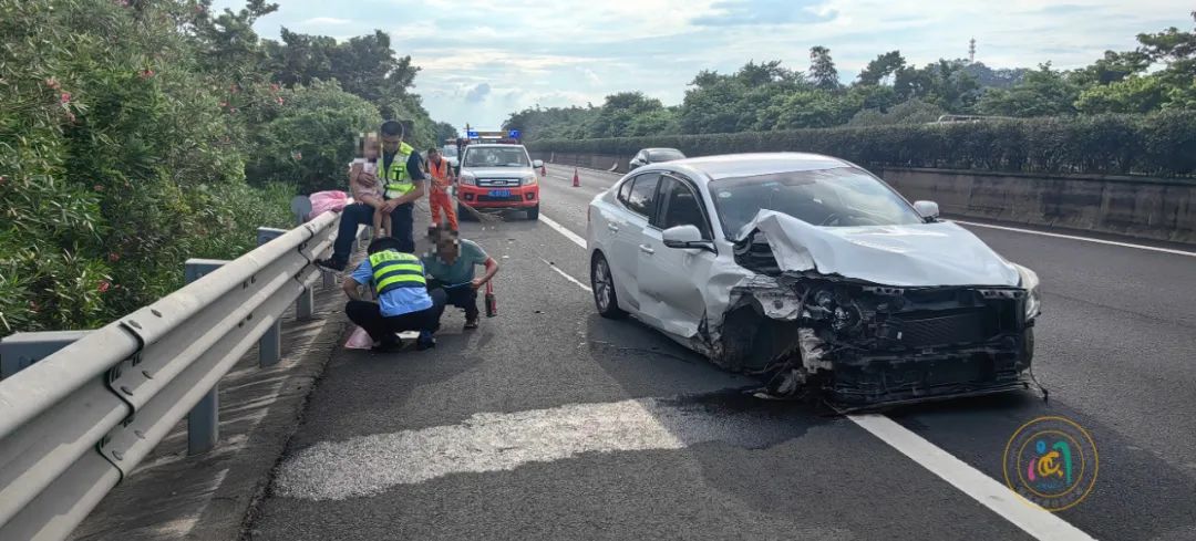 小车撞护栏是什么原因,小轿车撞围栏