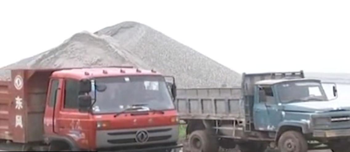 男子获得了点石成金的金银戒指,男子点石成金