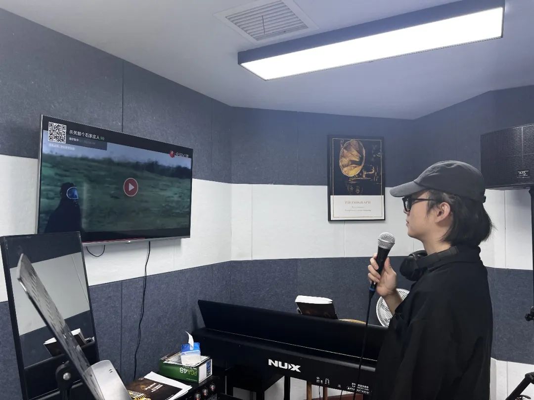 希望自己成为一个音乐人,成为一个音乐人