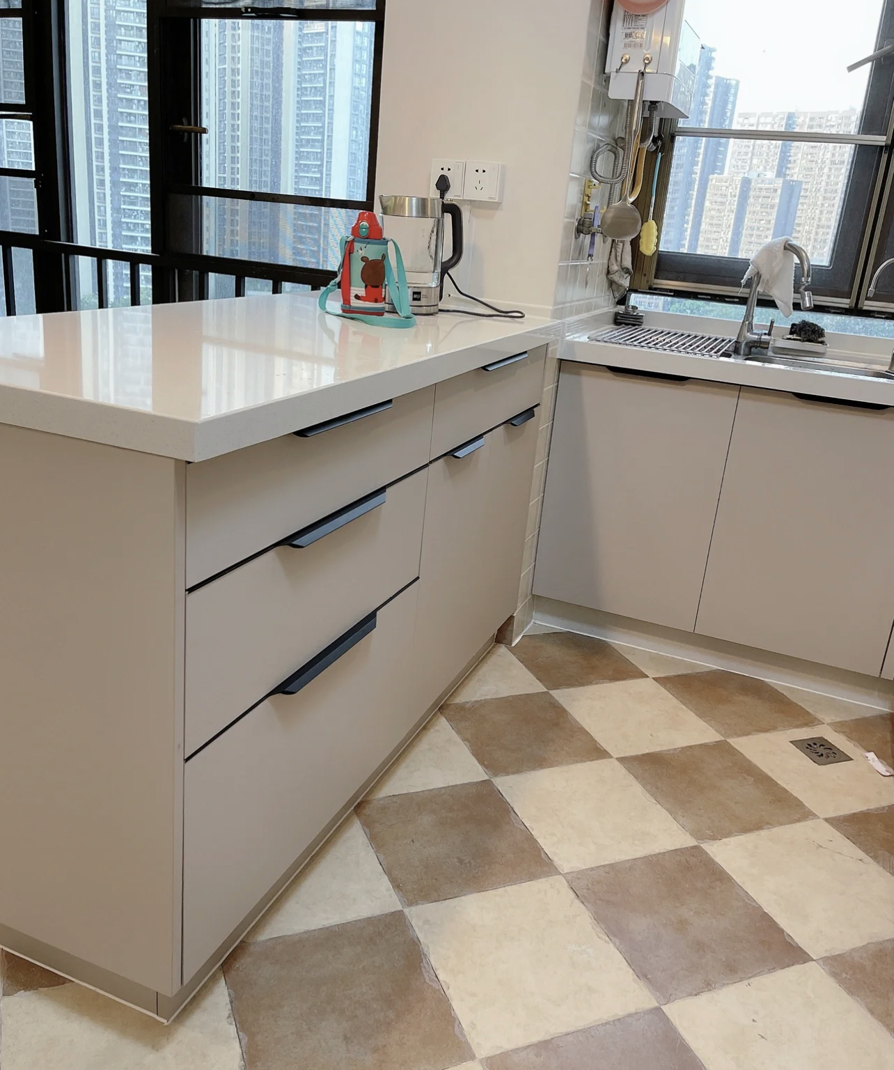 橱柜不做背板怎么处理,橱柜不做下沿注意事项