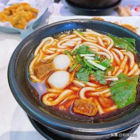 让吃货们如痴如醉的美食太好吃了,令人垂涎的酥肉米线